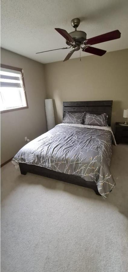 Spacious Comfortable Air-Conditioned. Near Airport! Calgary Luaran gambar