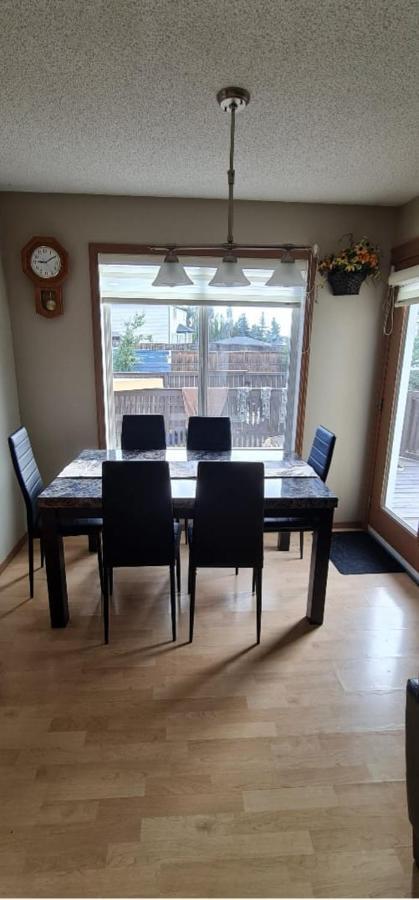 Spacious Comfortable Air-Conditioned. Near Airport! Calgary Luaran gambar