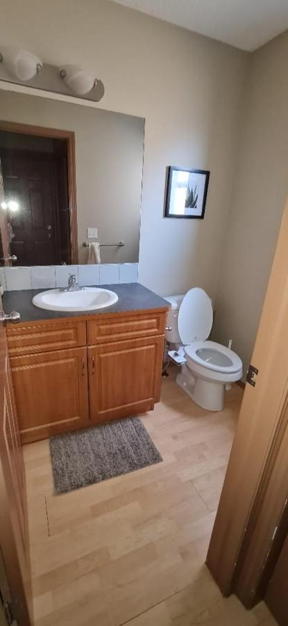 Spacious Comfortable Air-Conditioned. Near Airport! Calgary Luaran gambar